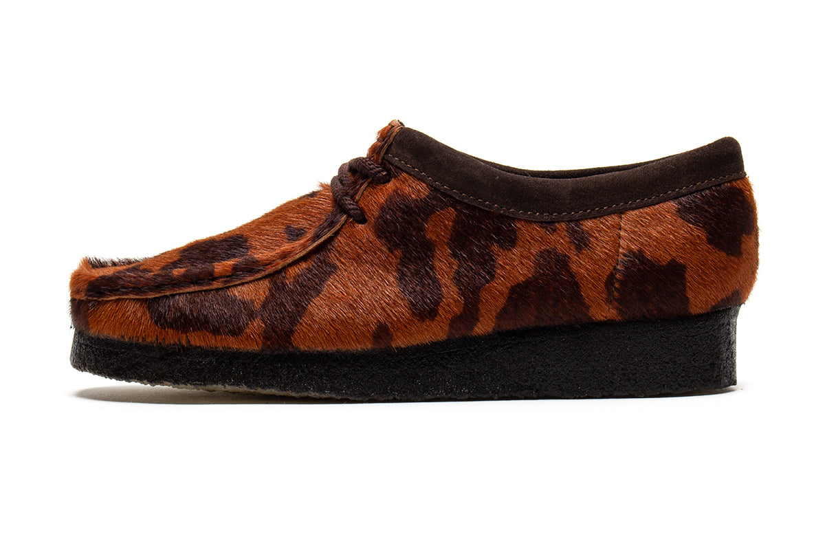 Clarks Original - Wallabee&nbsp;
Style # 26183072
Color : Brown Cow Print