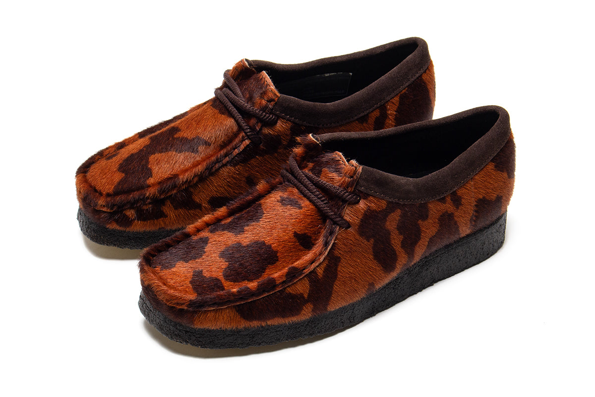 Clarks Original - Wallabee&nbsp;
Style # 26183072
Color : Brown Cow Print
