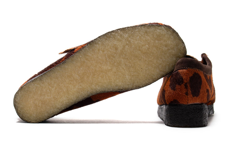 Clarks Original - Wallabee&nbsp;
Style # 26183072
Color : Brown Cow Print