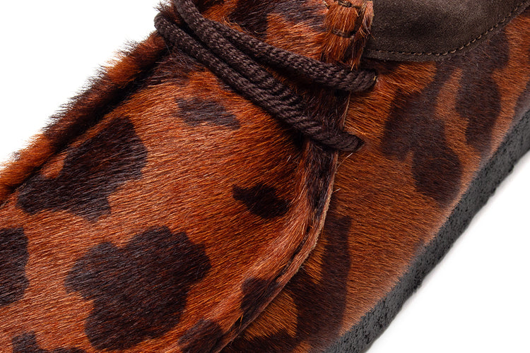 Clarks Original - Wallabee&nbsp;
Style # 26183072
Color : Brown Cow Print