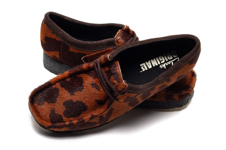 Clarks Original - Wallabee&nbsp;
Style # 26183072
Color : Brown Cow Print
