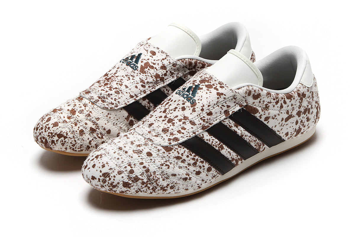 Adidas Originals - Taekwondo Pony Print
Style # KK4938
Color : Off White / Dark Brown / Gum