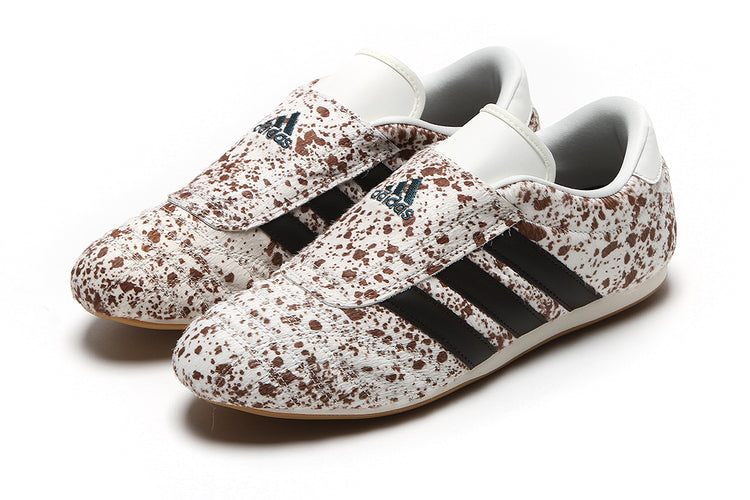 Adidas Originals - Taekwondo Pony Print
Style # KK4938
Color : Off White / Dark Brown / Gum