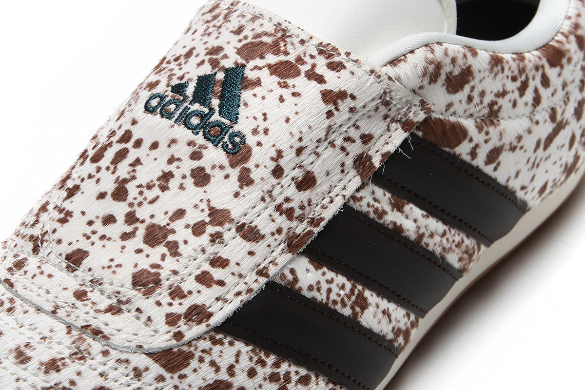 Adidas Originals - Taekwondo Pony Print
Style # KK4938
Color : Off White / Dark Brown / Gum