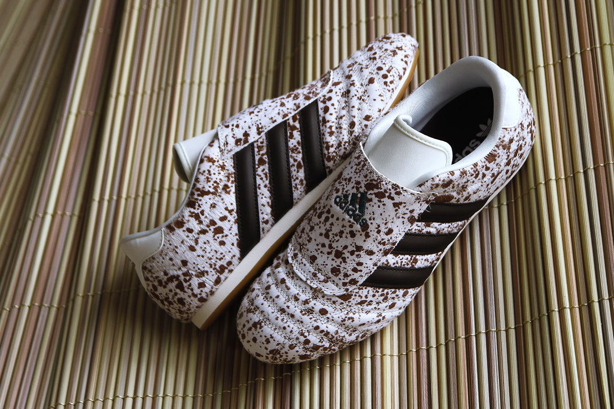 Adidas Originals - Taekwondo Pony Print
Style # KK4938
Color : Off White / Dark Brown / Gum