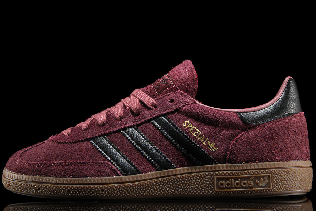 Adidas Originals - Handball Spezial
Style # KJ7414
Color : Maroon / Core Black / Gum