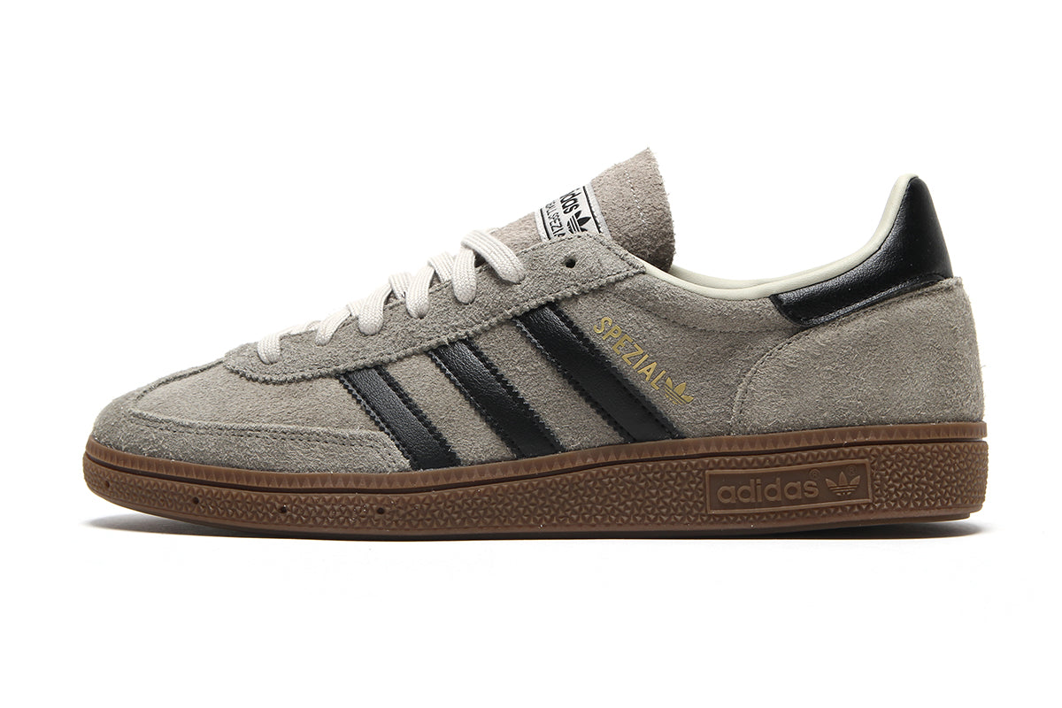 Adidas Originals - Handball Spezial
Style # KJ7413
Color : Silver Pebble / Core Black / Gum