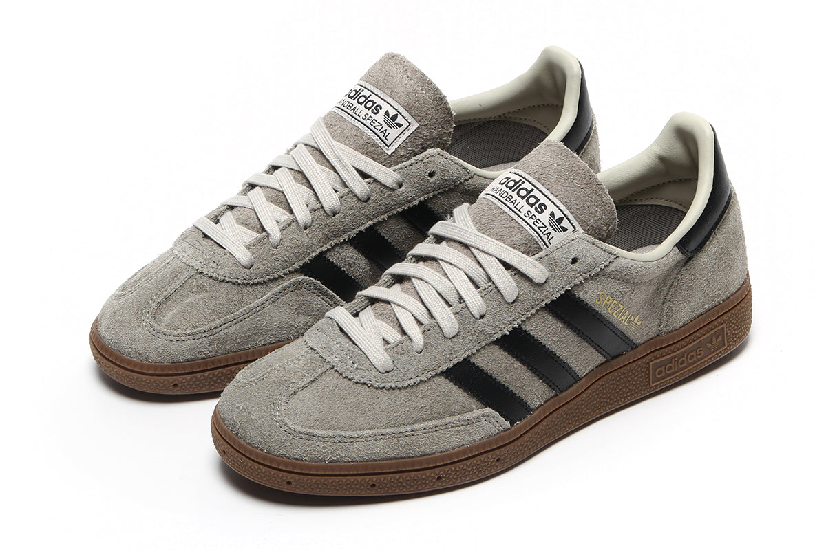Adidas Originals - Handball Spezial
Style # KJ7413
Color : Silver Pebble / Core Black / Gum