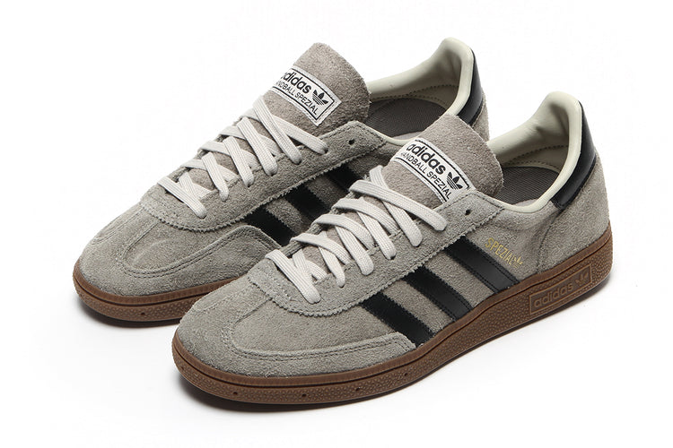 Adidas Originals - Handball Spezial
Style # KJ7413
Color : Silver Pebble / Core Black / Gum