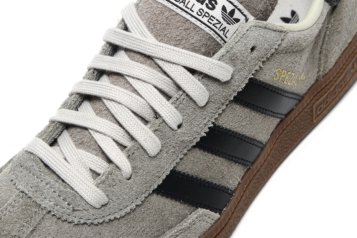 Adidas Originals - Handball Spezial
Style # KJ7413
Color : Silver Pebble / Core Black / Gum