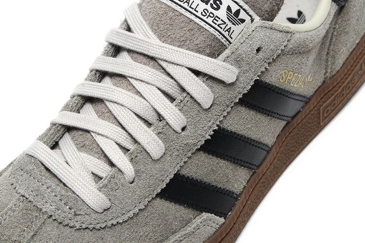 Adidas Originals - Handball Spezial
Style # KJ7413
Color : Silver Pebble / Core Black / Gum