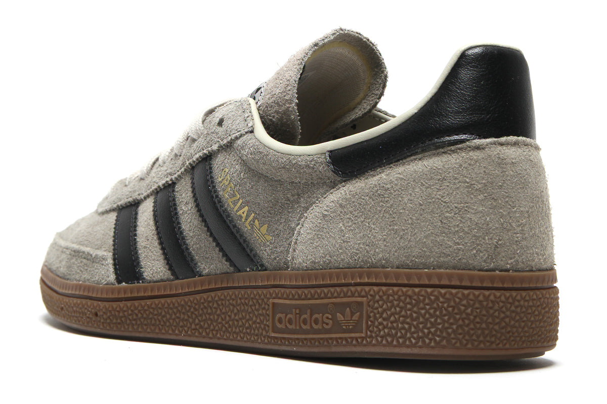 Adidas Originals - Handball Spezial
Style # KJ7413
Color : Silver Pebble / Core Black / Gum