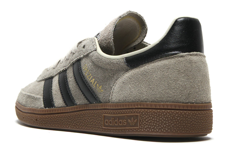 Adidas Originals - Handball Spezial
Style # KJ7413
Color : Silver Pebble / Core Black / Gum