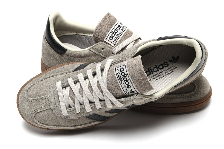 Adidas Originals - Handball Spezial
Style # KJ7413
Color : Silver Pebble / Core Black / Gum