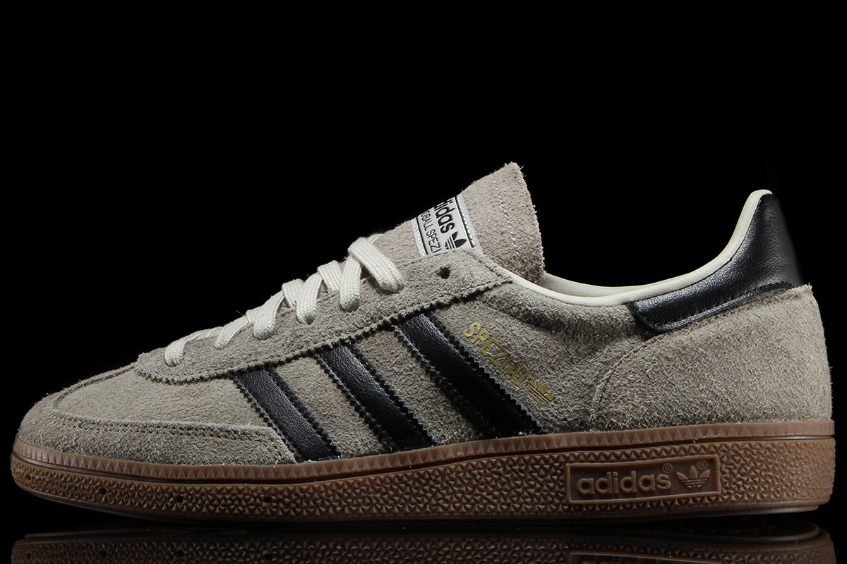 Adidas Originals - Handball Spezial
Style # KJ7413
Color : Silver Pebble / Core Black / Gum