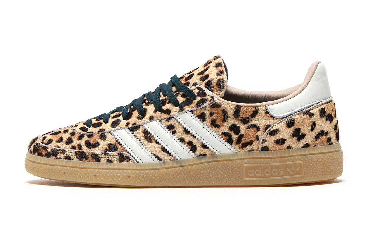 Adidas Originals - Women's Handball Spezial W
Style # KK3439
Color : Leopard Magic Beige / Ivory / Aurora Ivy