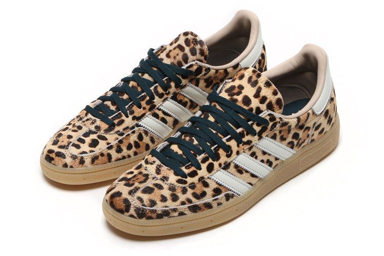 Adidas Originals - Women's Handball Spezial W
Style # KK3439
Color : Leopard Magic Beige / Ivory / Aurora Ivy