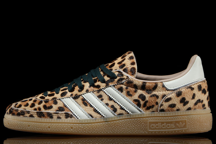 Adidas Originals - Women's Handball Spezial W
Style # KK3439
Color : Leopard Magic Beige / Ivory / Aurora Ivy