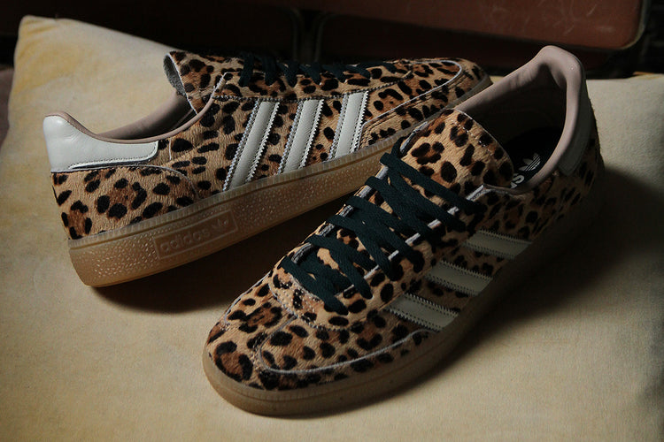 Adidas Originals - Women's Handball Spezial W
Style # KK3439
Color : Leopard Magic Beige / Ivory / Aurora Ivy