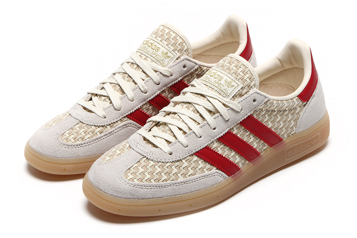 Adidas Originials - Women's Handball Spezial
Style # KH9821
Color : Wonder White / Team Victory Red / Gold Metallic