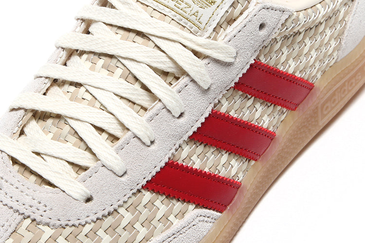 Adidas Originials - Women's Handball Spezial
Style # KH9821
Color : Wonder White / Team Victory Red / Gold Metallic