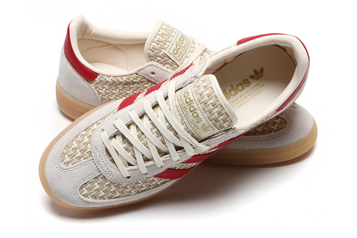 Adidas Originials - Women's Handball Spezial
Style # KH9821
Color : Wonder White / Team Victory Red / Gold Metallic