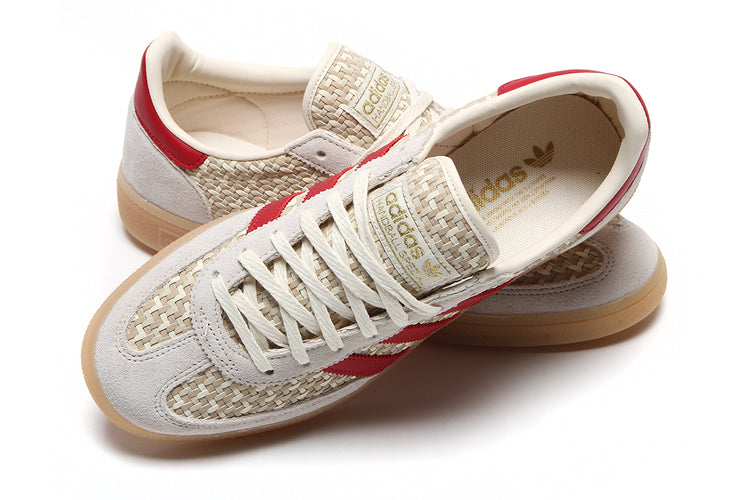 Adidas Originials - Women's Handball Spezial
Style # KH9821
Color : Wonder White / Team Victory Red / Gold Metallic