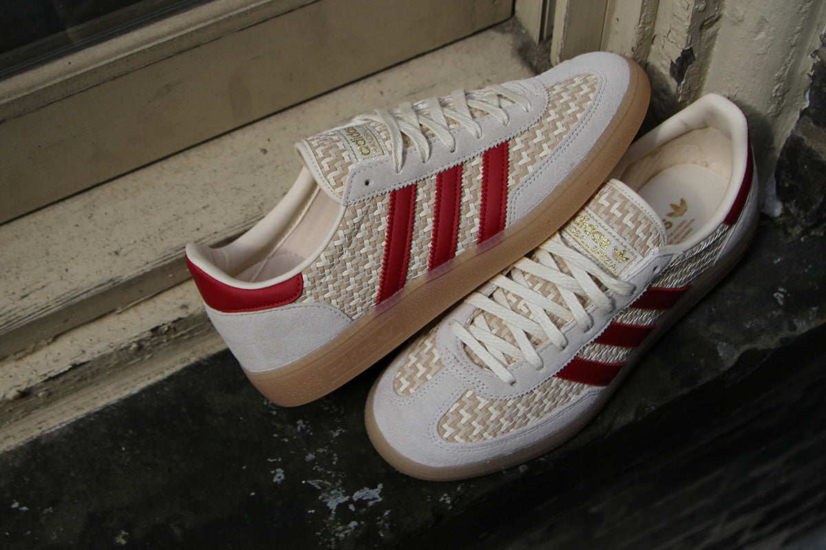 Adidas Originials - Women's Handball Spezial
Style # KH9821
Color : Wonder White / Team Victory Red / Gold Metallic