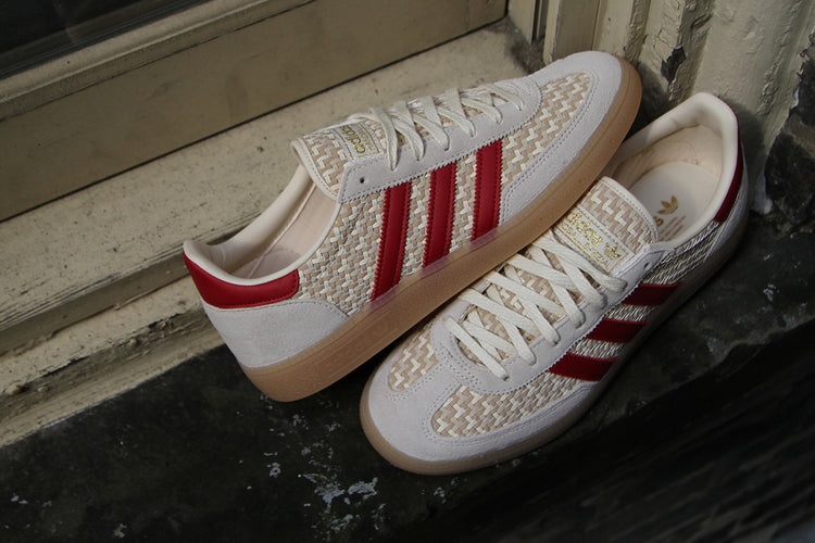 Adidas Originials - Women's Handball Spezial
Style # KH9821
Color : Wonder White / Team Victory Red / Gold Metallic