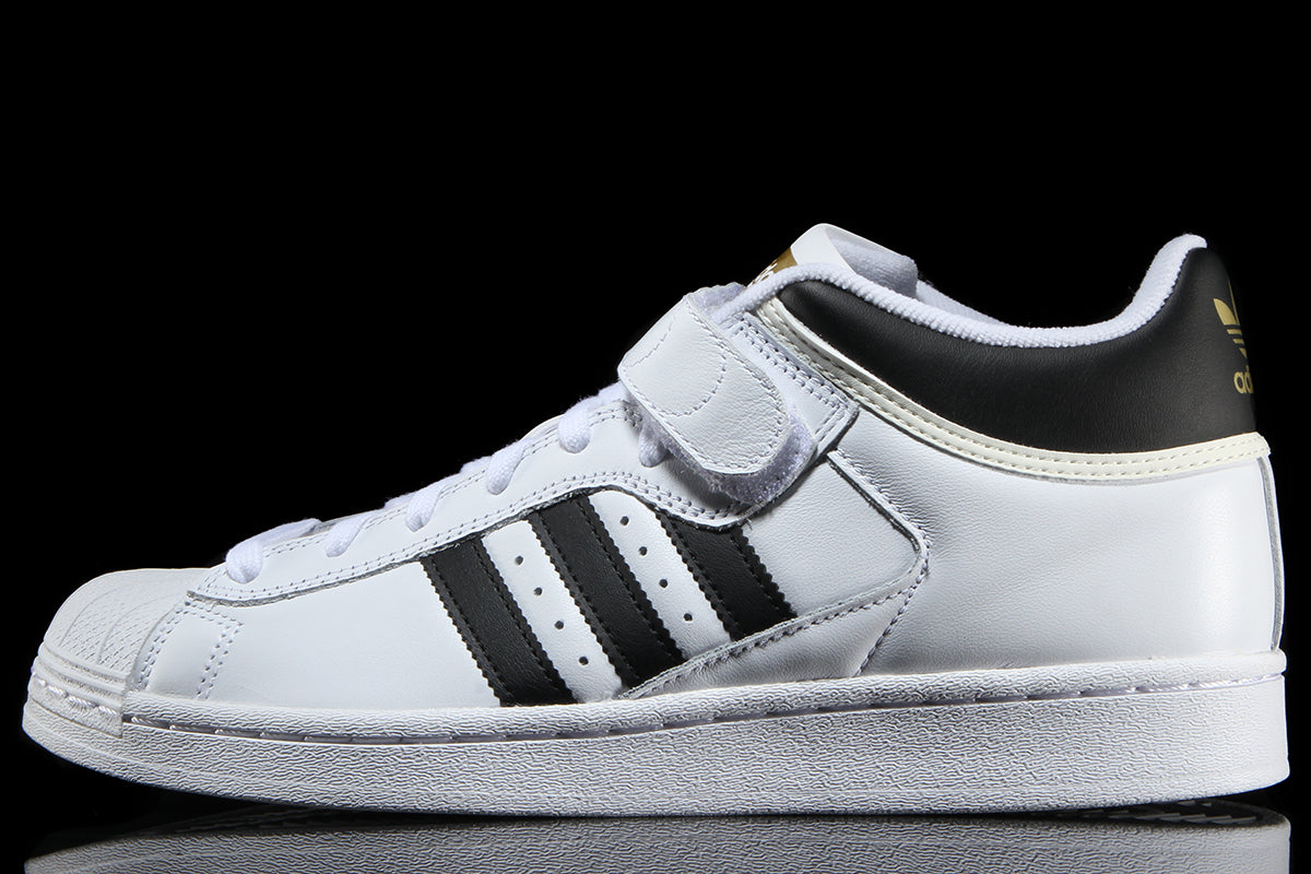 Adidas - Pro Shell ADV
Style # JP8535
Color : Footwear White / Core Black / Gold Metallic