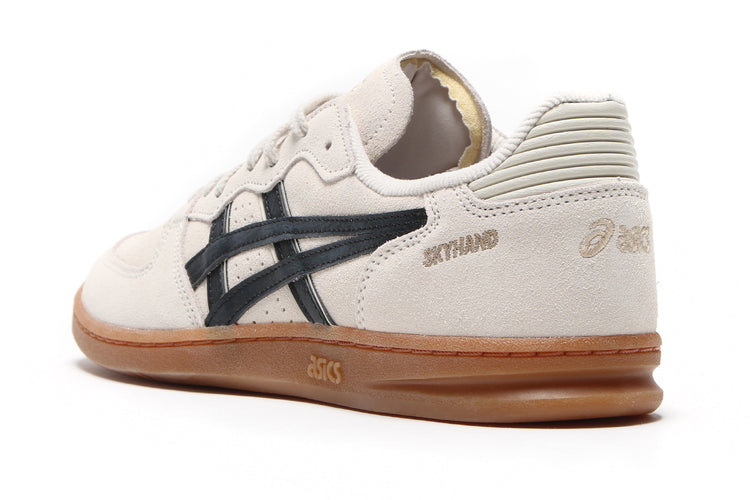 Asics | Skyhand OG
Style # 1203A452.002
Color : Black / Oatmeal