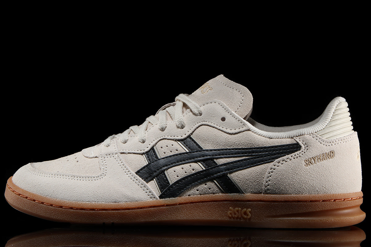 Asics | Skyhand OG
Style # 1203A452.002
Color : Black / Oatmeal