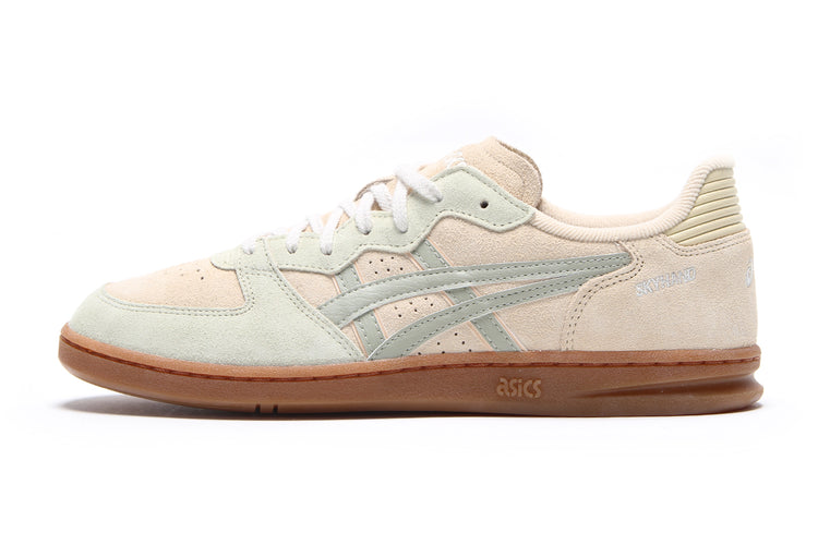Asics - Skyhand OG
Style # 1203A452.251
Color : Marzipan / Dried Leaf Green