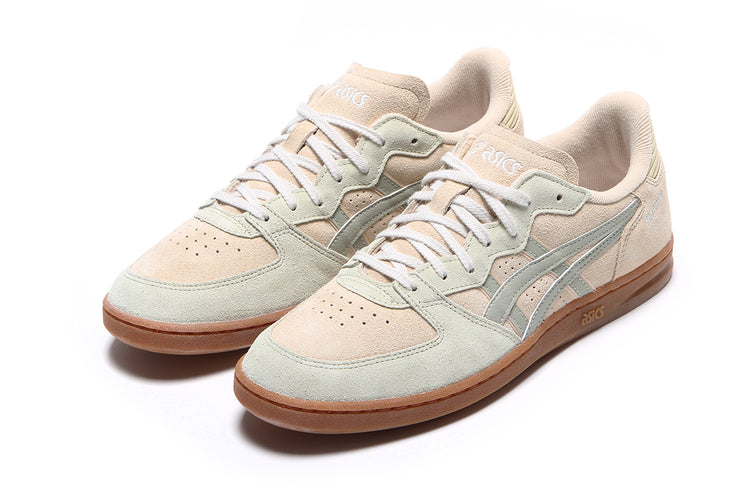 Asics - Skyhand OG
Style # 1203A452.251
Color : Marzipan / Dried Leaf Green