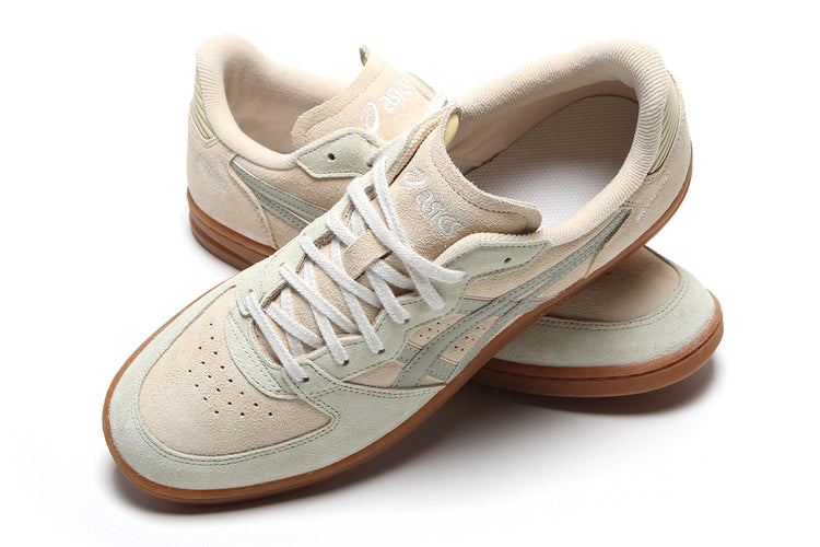 Asics - Skyhand OG
Style # 1203A452.251
Color : Marzipan / Dried Leaf Green