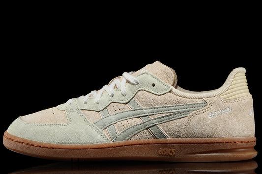 Asics - Skyhand OG
Style # 1203A452.251
Color : Marzipan / Dried Leaf Green