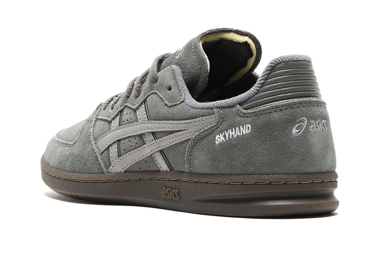 Asics | Skyhand OG
Style # 1203A452.020
Color : Truffle Grey / Steeple Grey