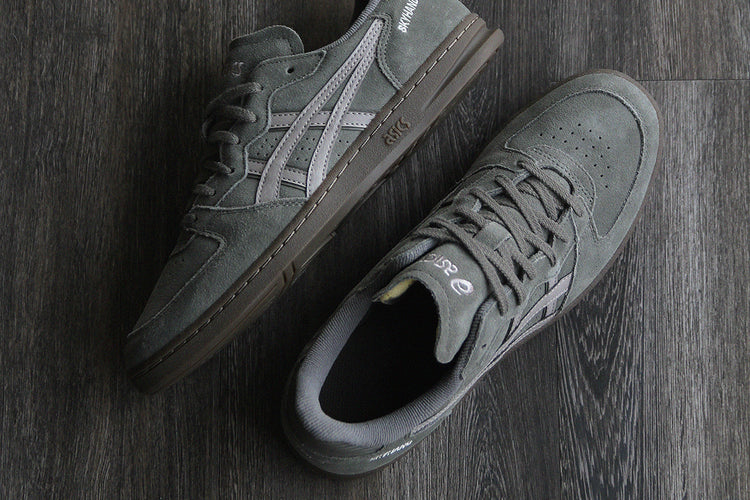 Asics | Skyhand OG
Style # 1203A452.020
Color : Truffle Grey / Steeple Grey