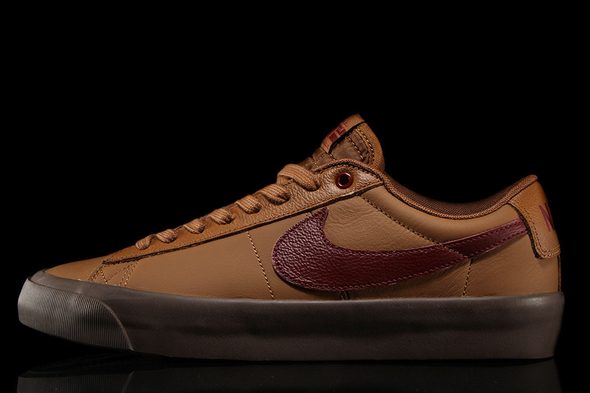 Nike SB - Blazer Low Pro GT
Style # DV1226-200
Color : LT British Tan / Dark Team Red