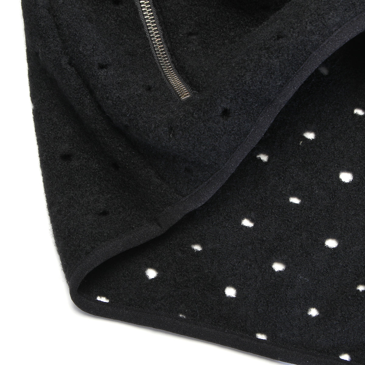 Brain Dead - Hole Mock Neck Pullover
Color : Black