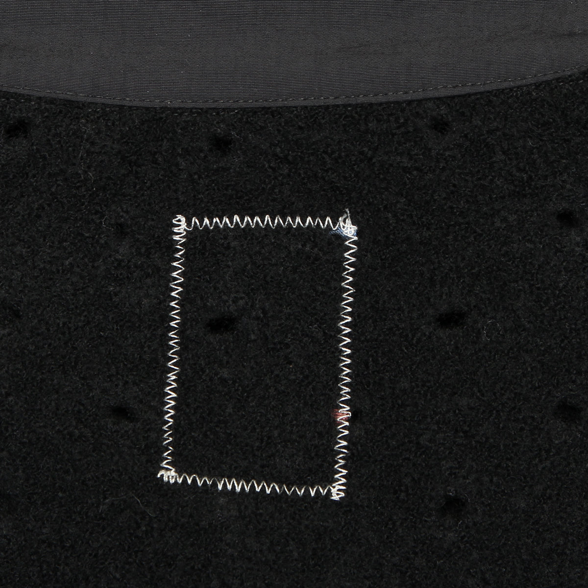 Brain Dead - Hole Mock Neck Pullover
Color : Black