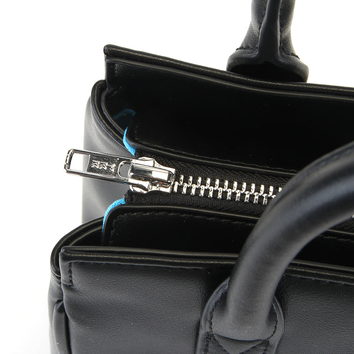 Carpet Company - C-Star Leather Purse
Color : Black