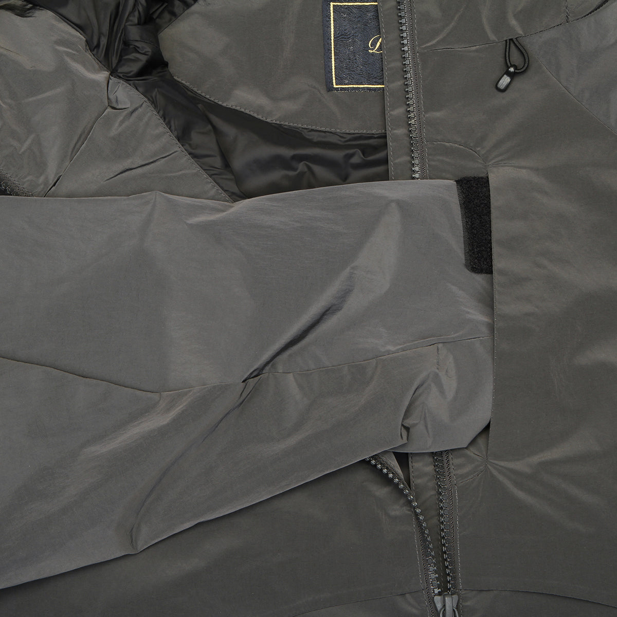 Dime - Taffeta Windbreaker
Color : Storm
