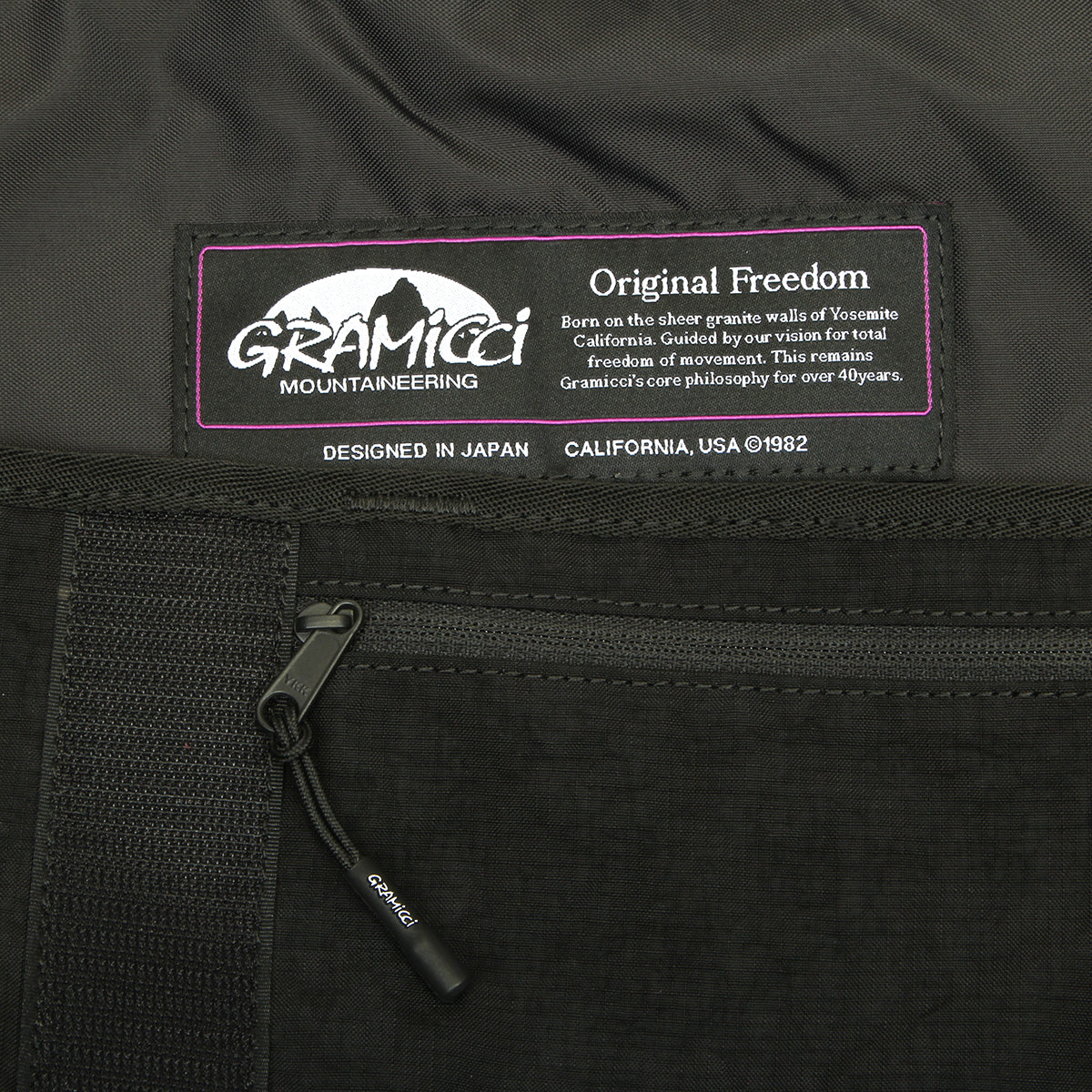 Gramicci - Messenger Bag
Color : Black