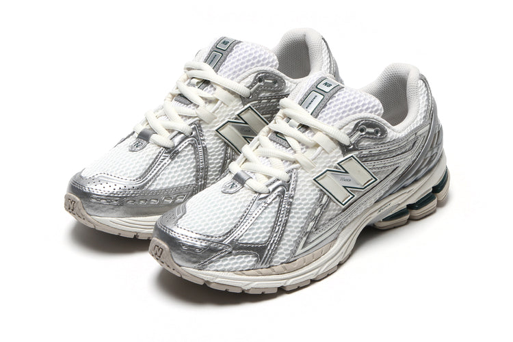 New Balance | 1906R
Style # M1906REE
Color : Metallic Silver / Sea Salt / New Spruce