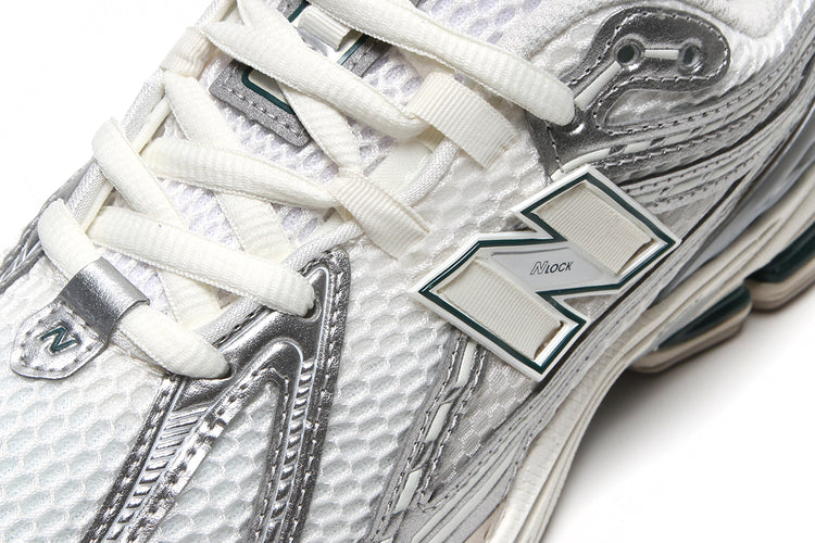 New Balance | 1906R
Style # M1906REE
Color : Metallic Silver / Sea Salt / New Spruce
