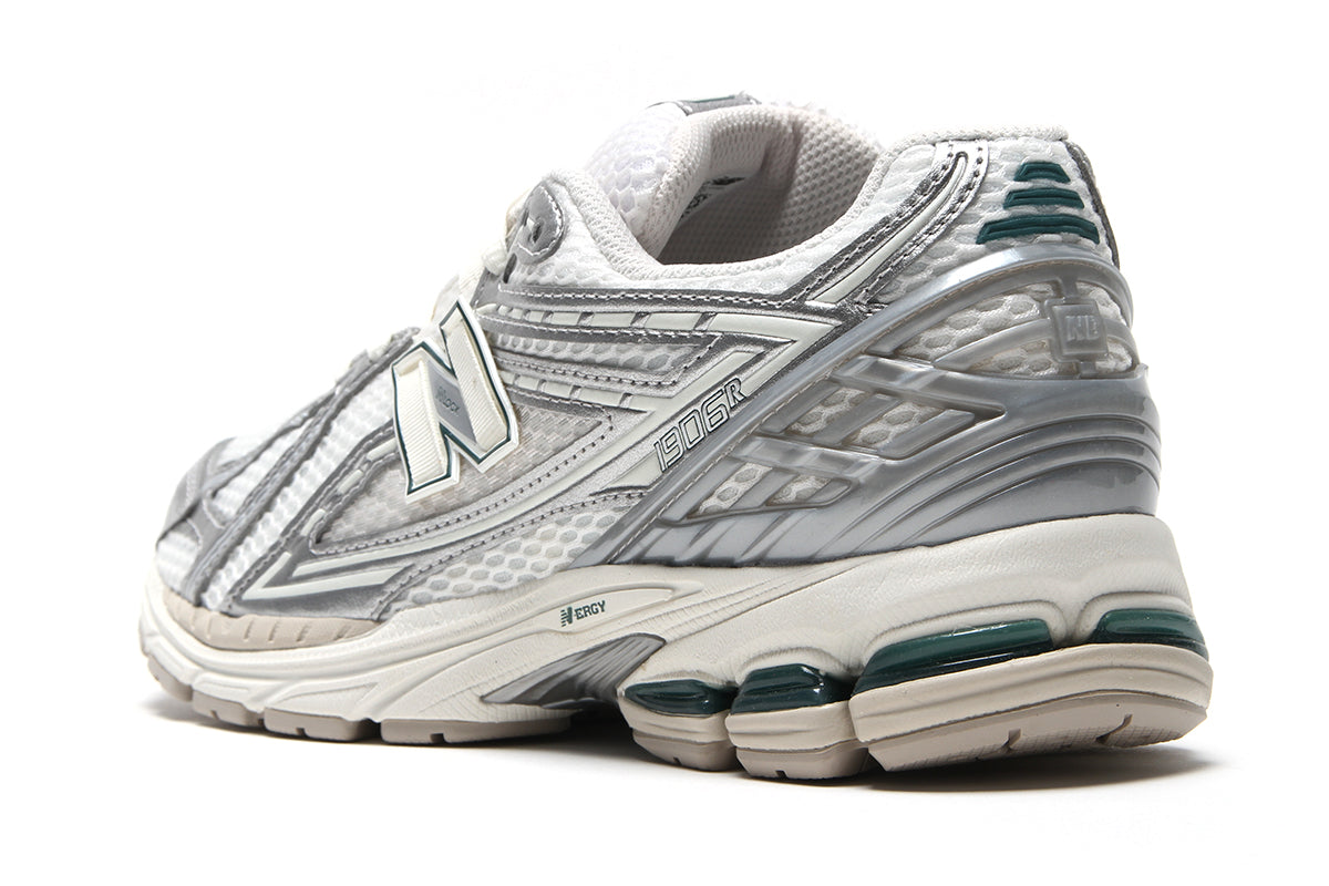 New Balance | 1906R
Style # M1906REE
Color : Metallic Silver / Sea Salt / New Spruce