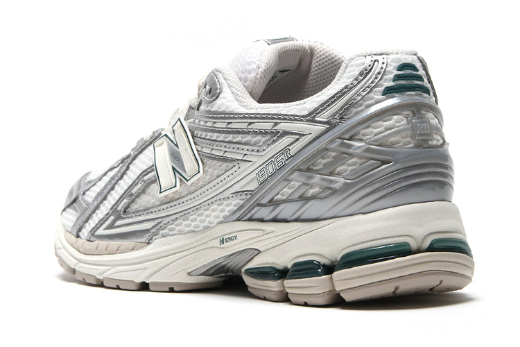 New Balance | 1906R
Style # M1906REE
Color : Metallic Silver / Sea Salt / New Spruce
