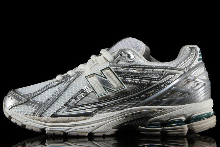 New Balance | 1906R
Style # M1906REE
Color : Metallic Silver / Sea Salt / New Spruce