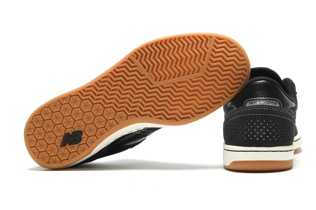 New Balance Numeric - 440 Low V2
Style # UN440BCO
Color : Black / White